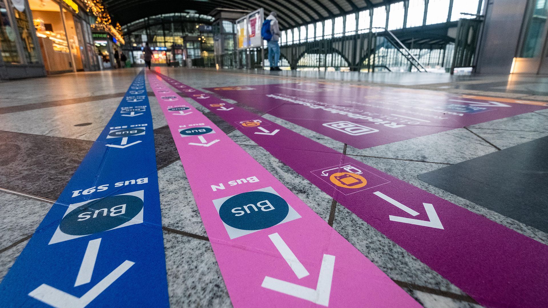 Wegweiser für den Ersatzverkehr auf dem Boden des Bahnhofs