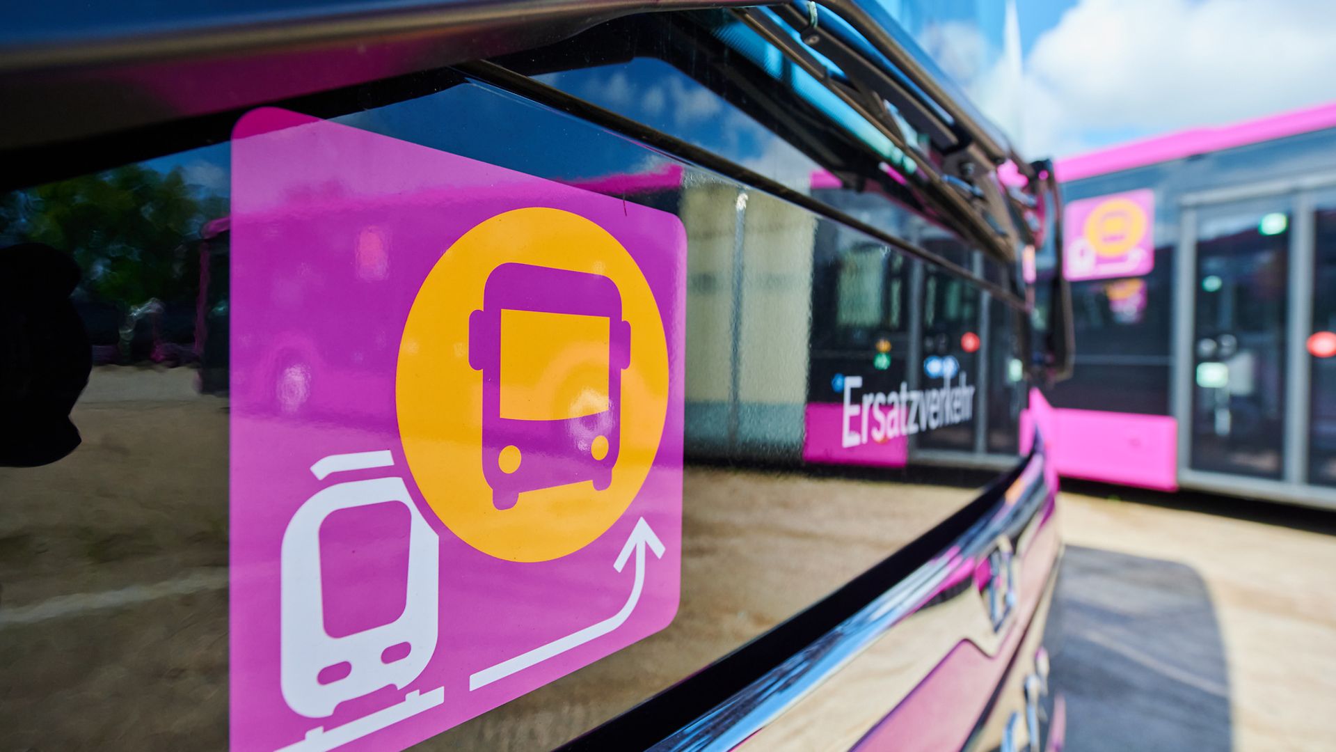 Das auf dem Bus angebrachte Ersatzverkehrssymbol