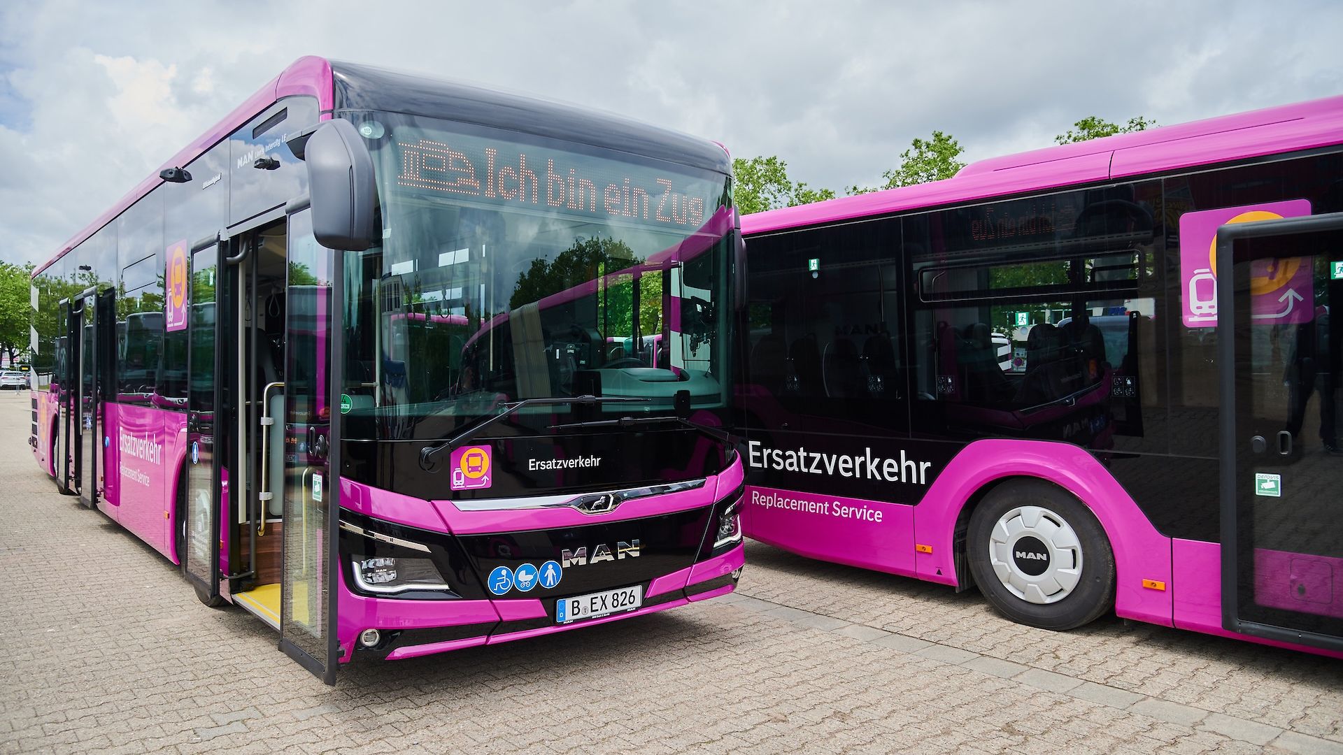 Zwei Busse des Ersatzverkehrs stehen nebeneinander